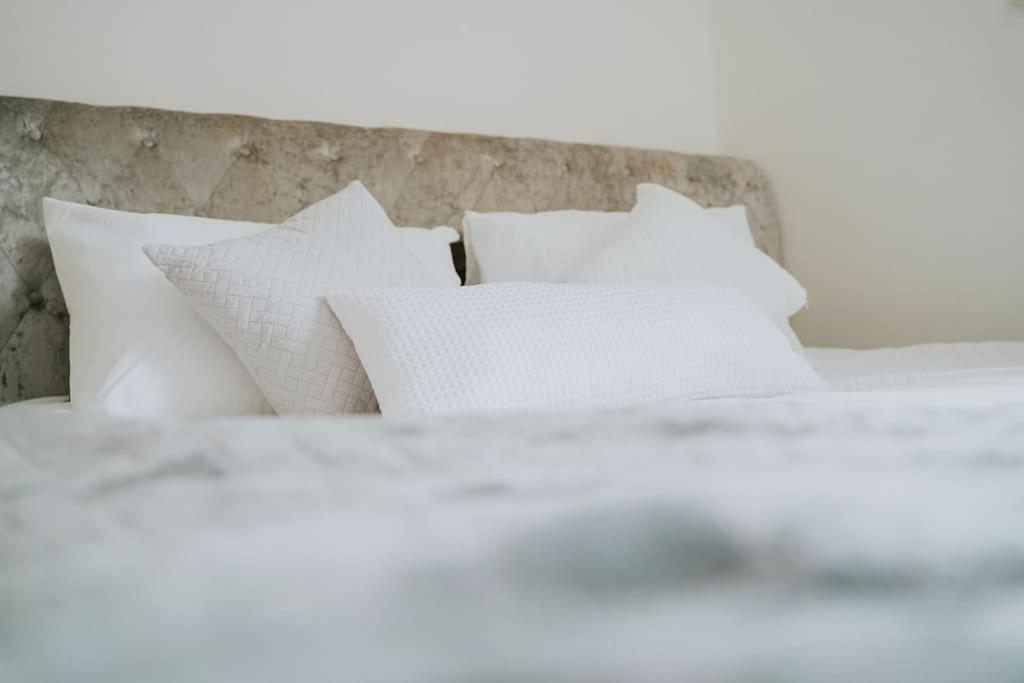 Linen Cottage- Parking, Leds, 4K Tvs, 5G Wifi And More! Bath Exterior foto